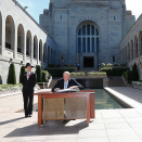 A visit to the Australian War Memorial was the first stop on King Harald and Queen Sonja’s official programme. Photo: Lise Åserud, NTB scanpix
